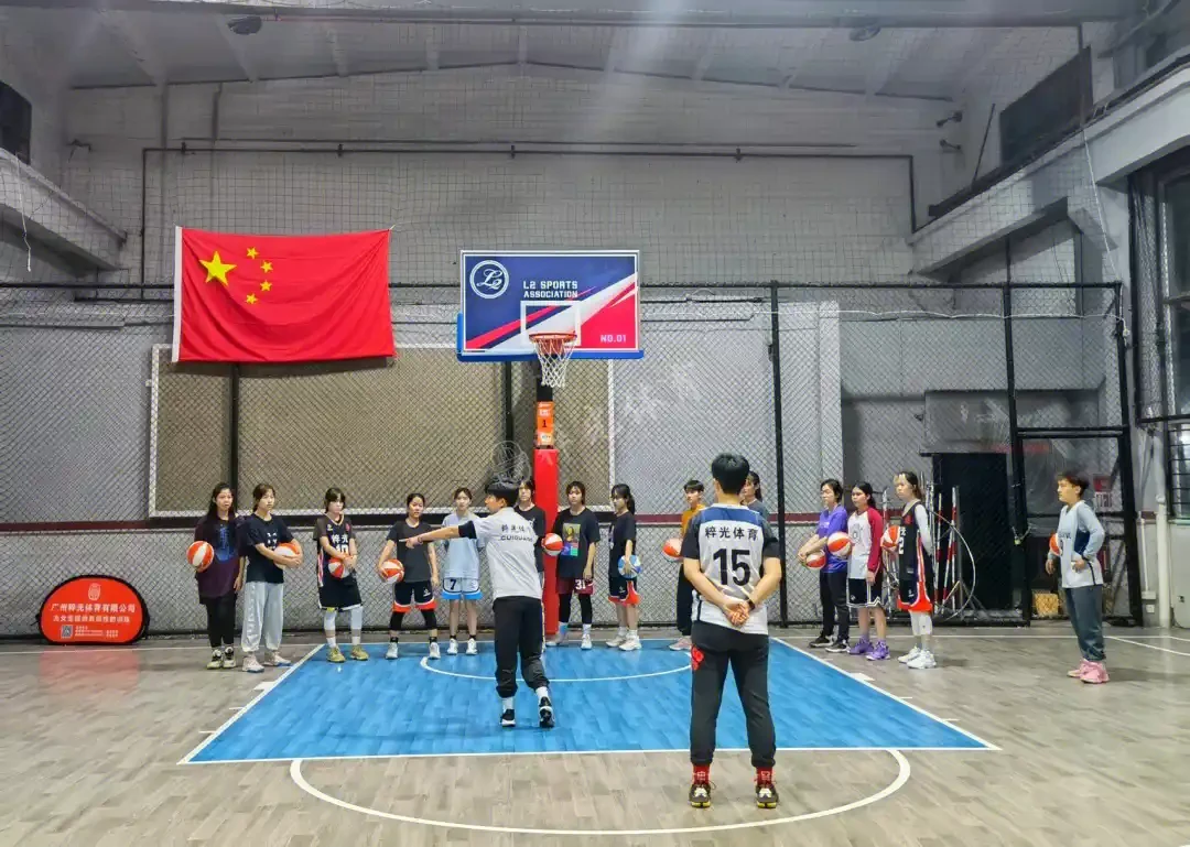 篮球教练如何帮助球员理解规则的重要性?_0